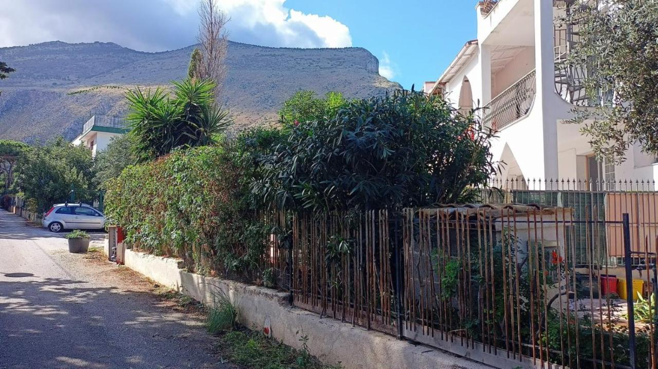 Camera Vicino L'Aeroporto Di Palermo Carini Exterior photo